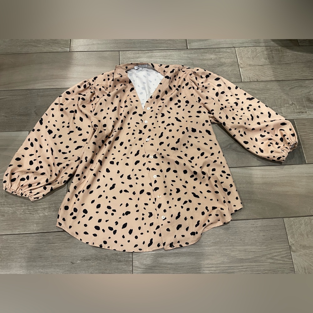 Boutique CZ by Cezele cheetah print flowy button up blouse size M